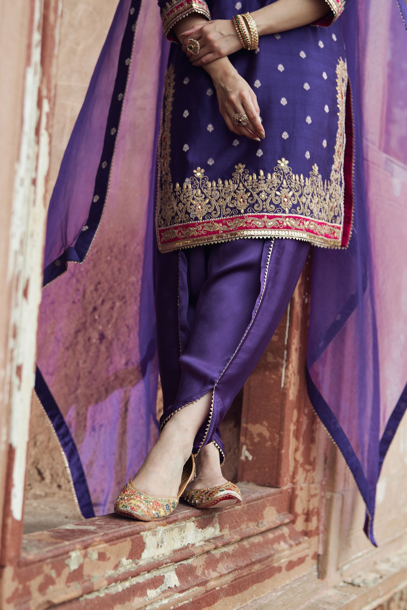 FAHMIDA - DEEP PURPLE SHORT KURTA WITH TULIP PANT (Lxrts)