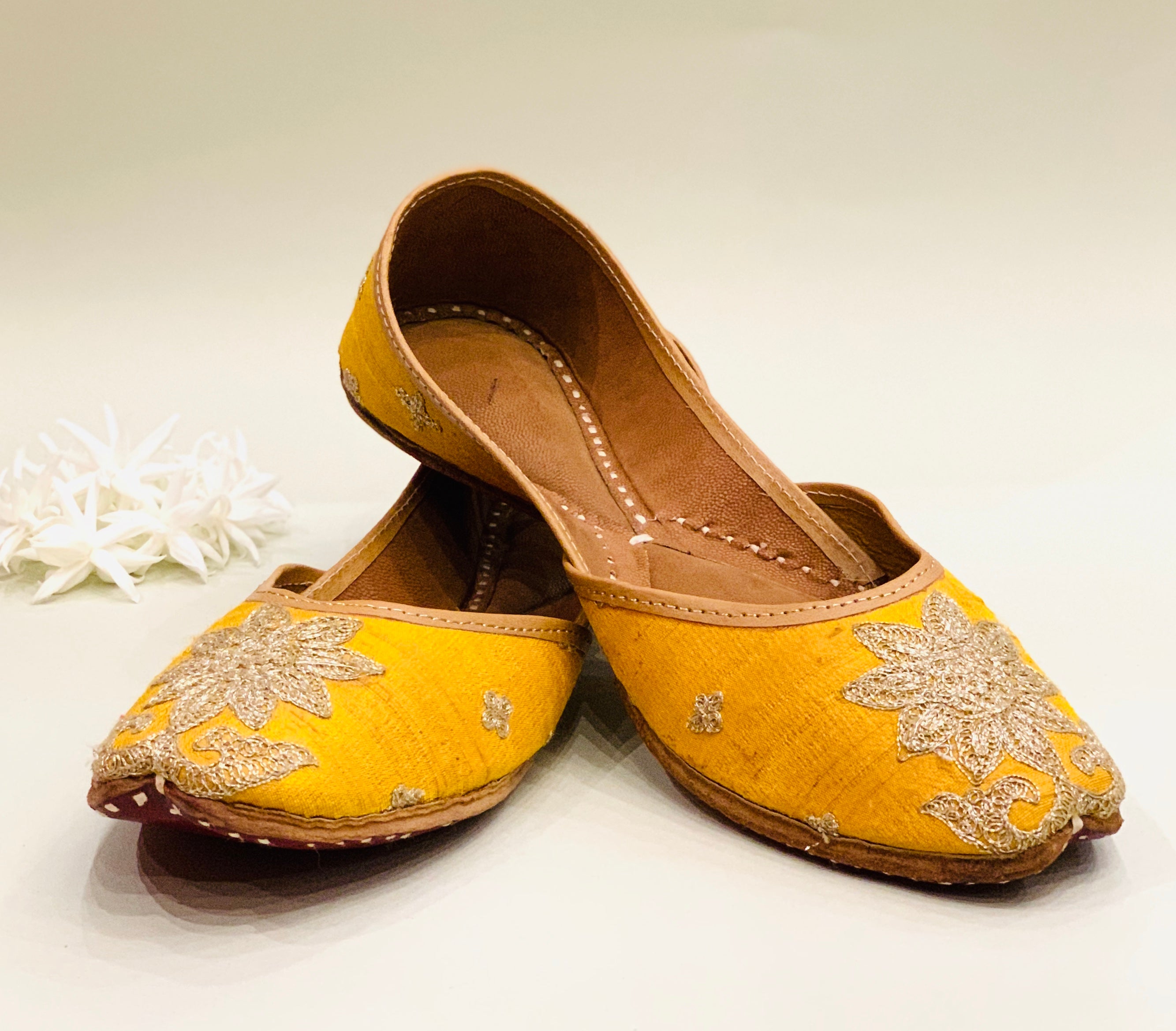 Banaz - Festive Mustard Juttis