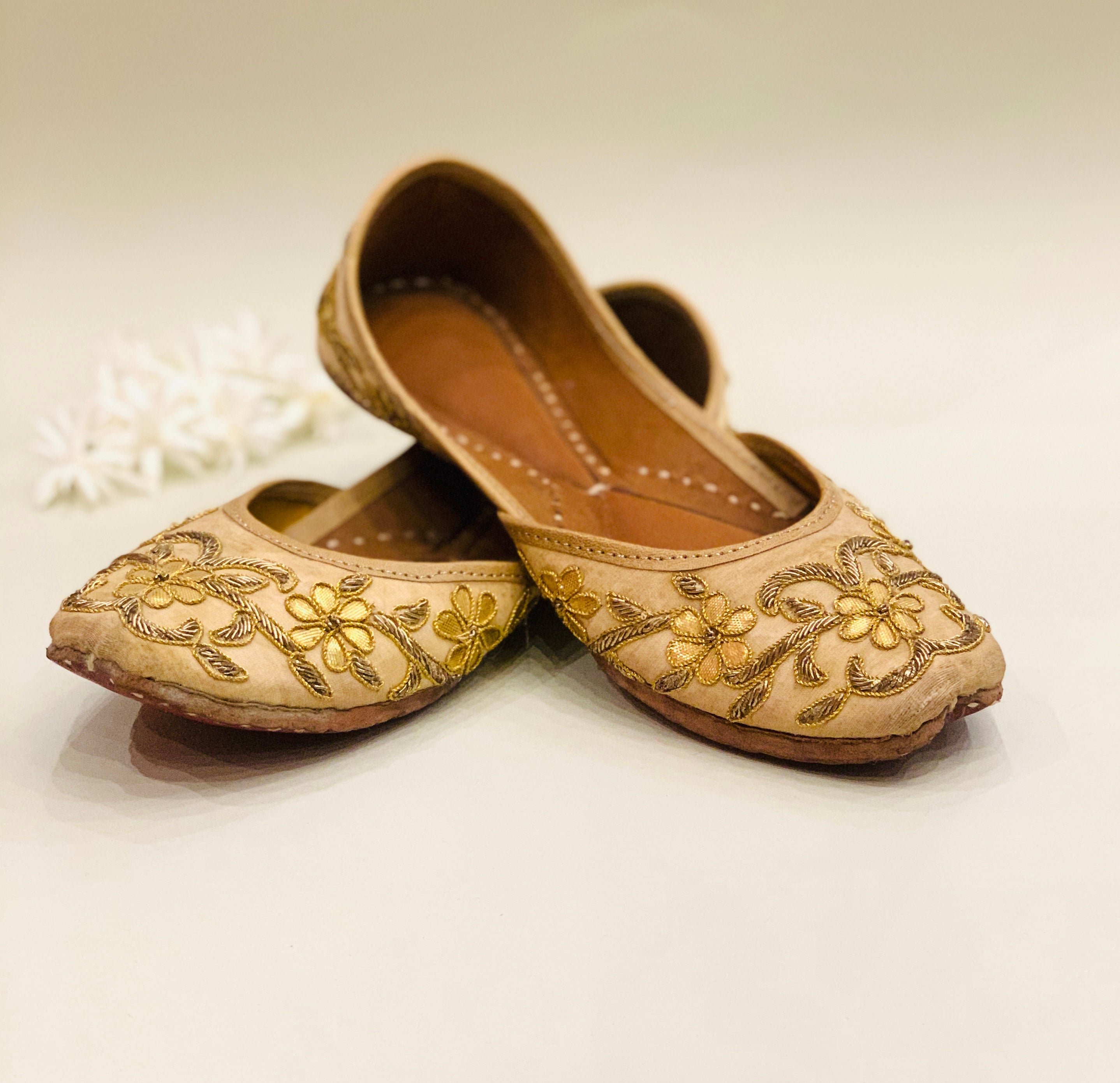 Tannaz - Soft Beige Juttis